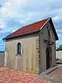 La chapelle construite au début du XXe&nbsp;siècle à l'intérieur du cimetière du village.