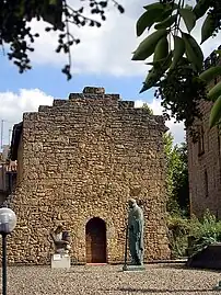 L'ancienne chapelle romane située place Pujolin (XIVe siècle), ici depuis la terrasse des musées.