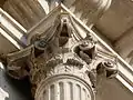 Chapiteau corinthien (aile Nord du château, 1er étage).