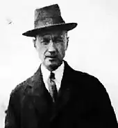 Photographie noir et blanc représentant le compositeur Charles Ives en buste de face