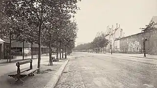 Sur cette prise de vue du boulevard de Port-Royal peu après son percement, on peut encore voir à droite les numéros pairs de la rue de Port-Royal avant leur destruction.