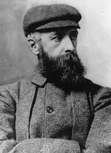 Photographie d'un homme barbu