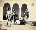 Des Bhishti (en). Shepherd & Robertson. Photo pour le livre The People of India de Forbes Watson, 1868.