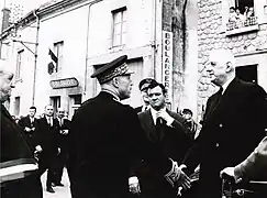 Le président de la République salue le préfet M.&nbsp;Vie.