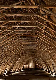 La charpente en bois de cœur de chêne de l'église Saint-Girons, à Monein