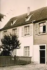 Photographie sépia d'un maison de ville.