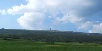 Versant sud du Chasseral, avec l'antenne de télécommunication au centre.