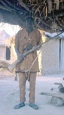 Chasseur Bambara du Mali de la confrérie des Dozo. Il porte ses amulettes et un fusil.