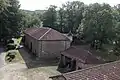 Vue sur la grange médievale