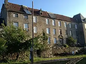 La façade sud du château de Magnat après rénovation en 2012.
