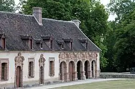 Écuries.