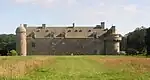 Château de Kergroadès : vue d'ensemble de la façade arrière.