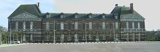 Château de Torigni-sur-Vire (dont ne subsiste que l'aile sud du château du XVIe&nbsp;siècle, restaurée après les bombardements du 12 juin 1944)