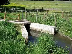 Début de la déviation de l'Ysieux alimentant les douves du manoir du Preslay en mai 2011 à Chaumontel.