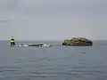 Rocher et balise dans la "Chaussée du Beniguet"