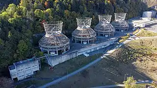 Bâtiments en poutres métalliques nues.