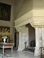 La cheminée de la grande salle (XIVe siècle) déplacée au XXe siècle dans le grand hall du château.