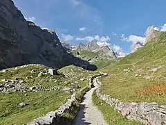 Le chemin des muletiers sur les hauteurs de Pralognan, ancienne « route du sel ».