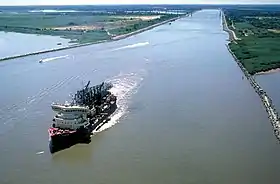 Le canal vu depuis son extrémité orientale, avec le :pont de Reedy Point (en) au second plan