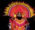 Danseur Chhau avec masque de démon lors d'une représentation nocturne