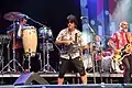 De gauche à droite : « Pajaro » (percussions), Patricio Quilodran Charango (flûte andine et chant, Tuto Vargas basse et chant)
