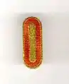 Insigne de chief warrant officer de la 2e&nbsp;Guerre mondiale. Ce grade et son insigne ont été créés en septembre 1942, usités jusqu'en mai 1947.