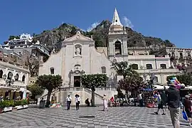 Chiesa di San Giuseppe sur la Piazza IX Aprile ; construite au XVIIe&nbsp;siècle de style baroque.