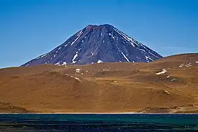 Vue du Chiliques depuis la Laguna Miscanti au sud.