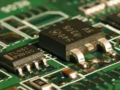 Boîtier SOIC (à gauche) Circuit intégré. Boîtier D-Pack à droite (Transistor de puissance)