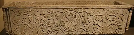 Chrisme sur la cuve d'un sarcophage du VIe&nbsp;siècle.