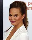 « Babykins La Roux » remporte le Snatch Game de la première saison avec son imitation de Chrissy Teigen.