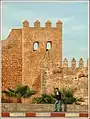 Tour almohade de la face sud-ouest de l'enceinte de la kasbah, s'y embranchant l'extension alaouite (à droite)