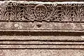 Détail du linteau de la porte ouest. On retrouve le motif de l'acanthe ou de palmette.