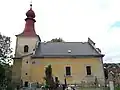 L'église de Saint Jean le Baptiste, datant du début du XVIIe&nbsp;siècle, avec le cimetière du village en premier plan.