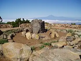 Vue du sommet du Garajonay et de la reconstitution d'un sanctuaire guanche.