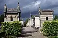 Vue d'une allée de chapelles funéraires