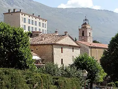 Le château reconstruit au XVIIe siècle dominant l'église et le village.