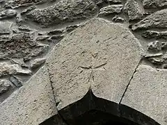 Croix de Malte gravée sur la maison du XVe siècle.