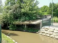 Lavoir en béton armé.