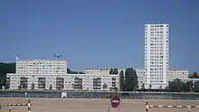 La cité des Ailes depuis le parc omnisports en rive gauche.