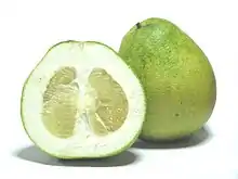 Pamplemousse vrai (Citrus maxima) au jus peu abondant et amer.