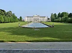 Façade, arrière vue du parc.