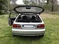Partie supérieure (lunette) du coffre de la Civic 3P ouverte.