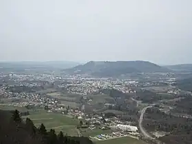 Paysage du Jura : au premier plan le village de Cize et l'Ain, au second plan la ville de Champagnole, en arrière-plan le mont Rivel.