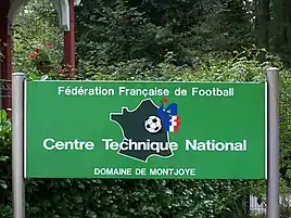 Panneau vert indiquant l'entrée du CTN de la Fédération Française de Football.