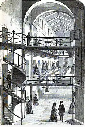 noir et blanc, intérieur, passerelle, quelques visiteuses éparses