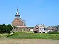 L’église Saint-Jacques-le-Majeur (XVIIIe&nbsp;siècle) et les vieilles maisons typiques du village.