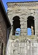 La cloche du temple réformé dans l'arcade attenante.