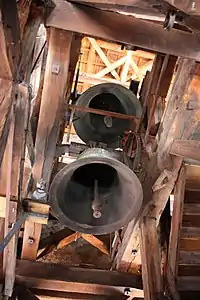 Cloches du XIXe&nbsp;siècle remplaçant le carillon ancien Régime détruit à la Révolution.