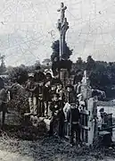 Le calvaire de la fontaine du Drennec un jour de pardon (fin XIXe&nbsp;siècle, collection Villard).
